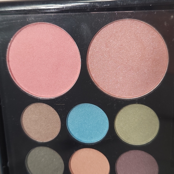 NWOT Makeover Essentials Make up - Picture 4 of 9